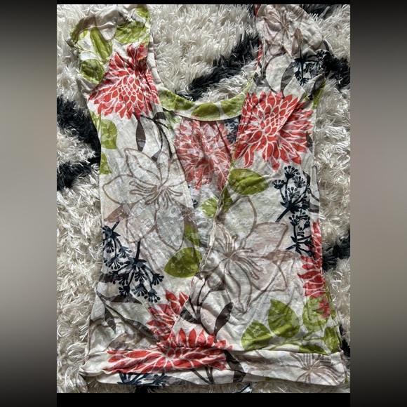 It is a Charlotte Russe floral short sleeve top in a size large - Picture 4 of 4